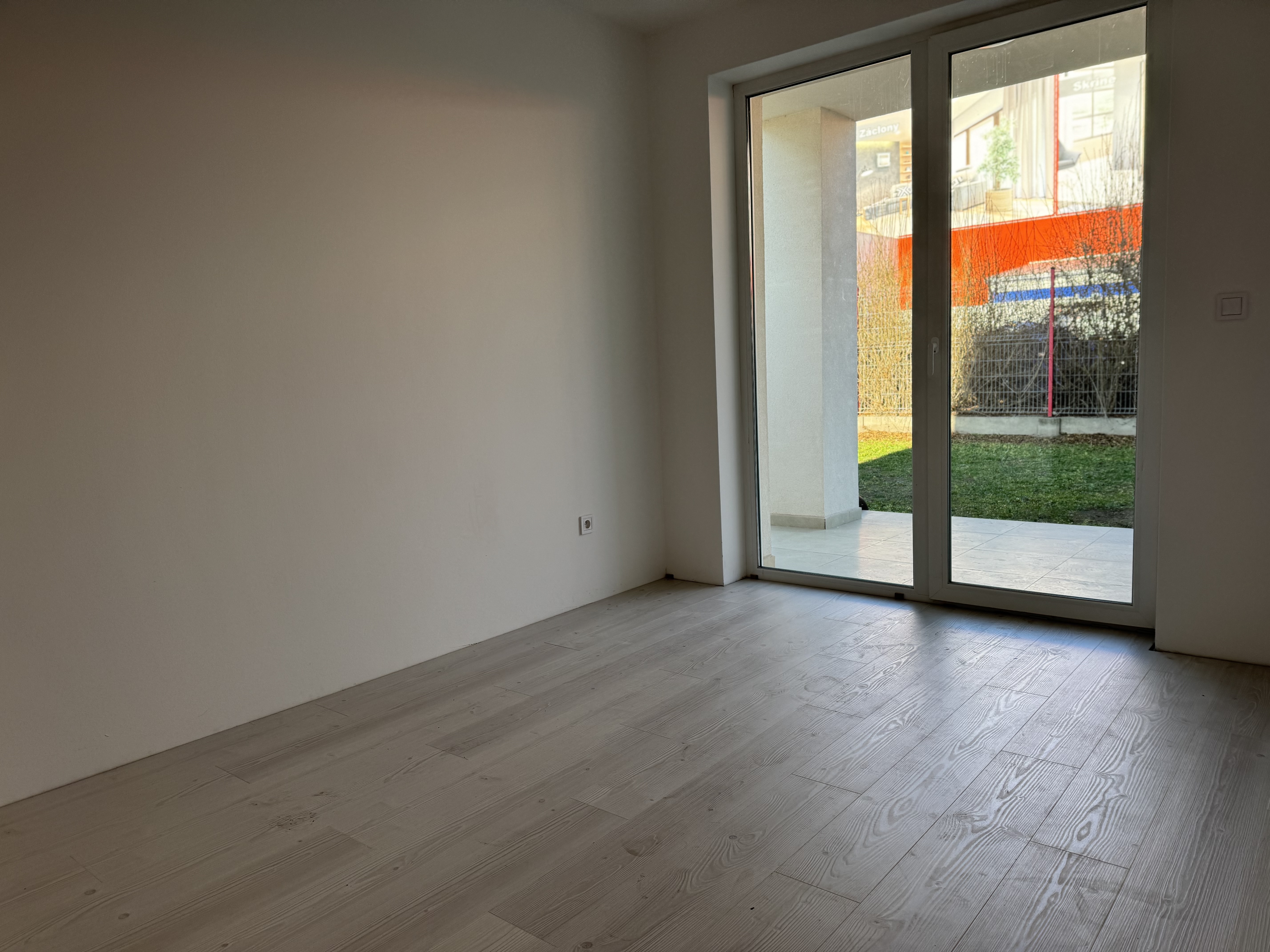 Nový projekt s 3-﻿izbovými bytmi, záhradou, ﻿vlastným parkovaním a tepelným čerpadlom — náhľad 6