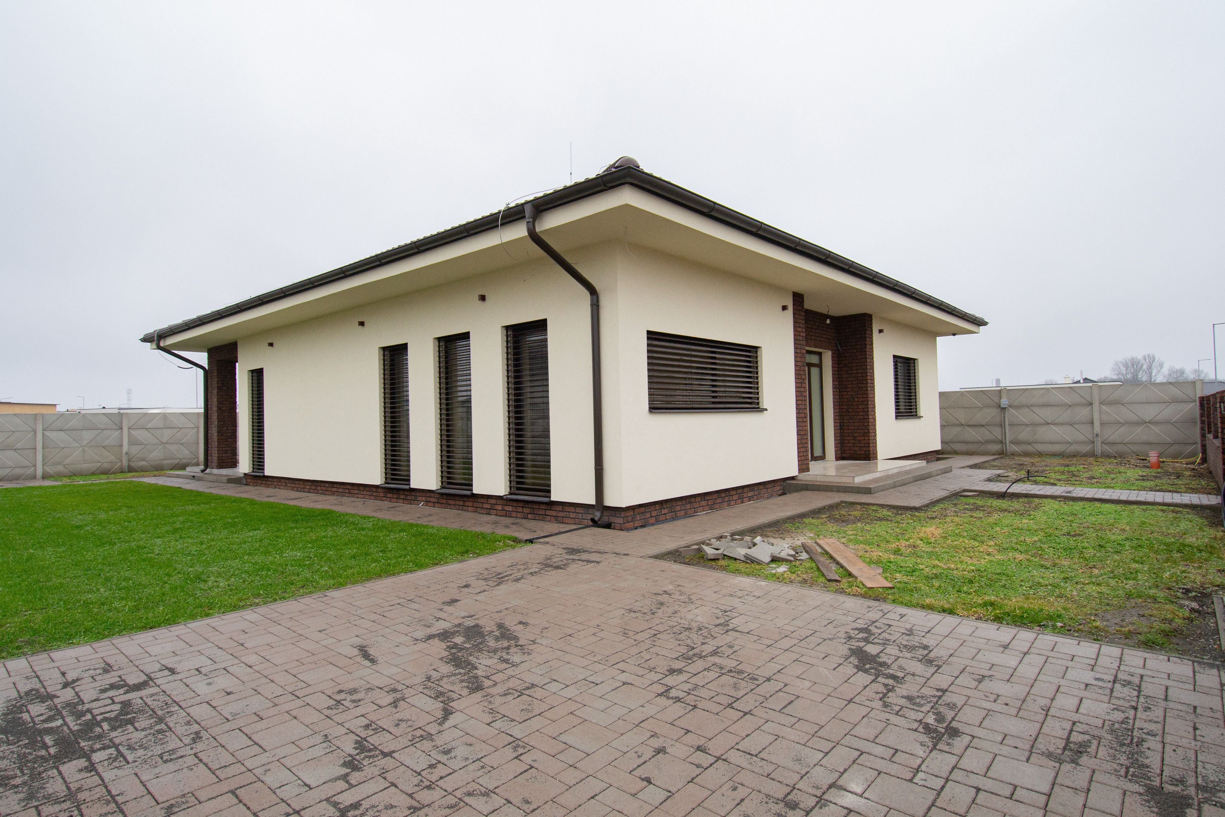 Moderný 4. izbový rodinný dom s parkovacím státím a tepelným čerpadlom - Dunajská Streda