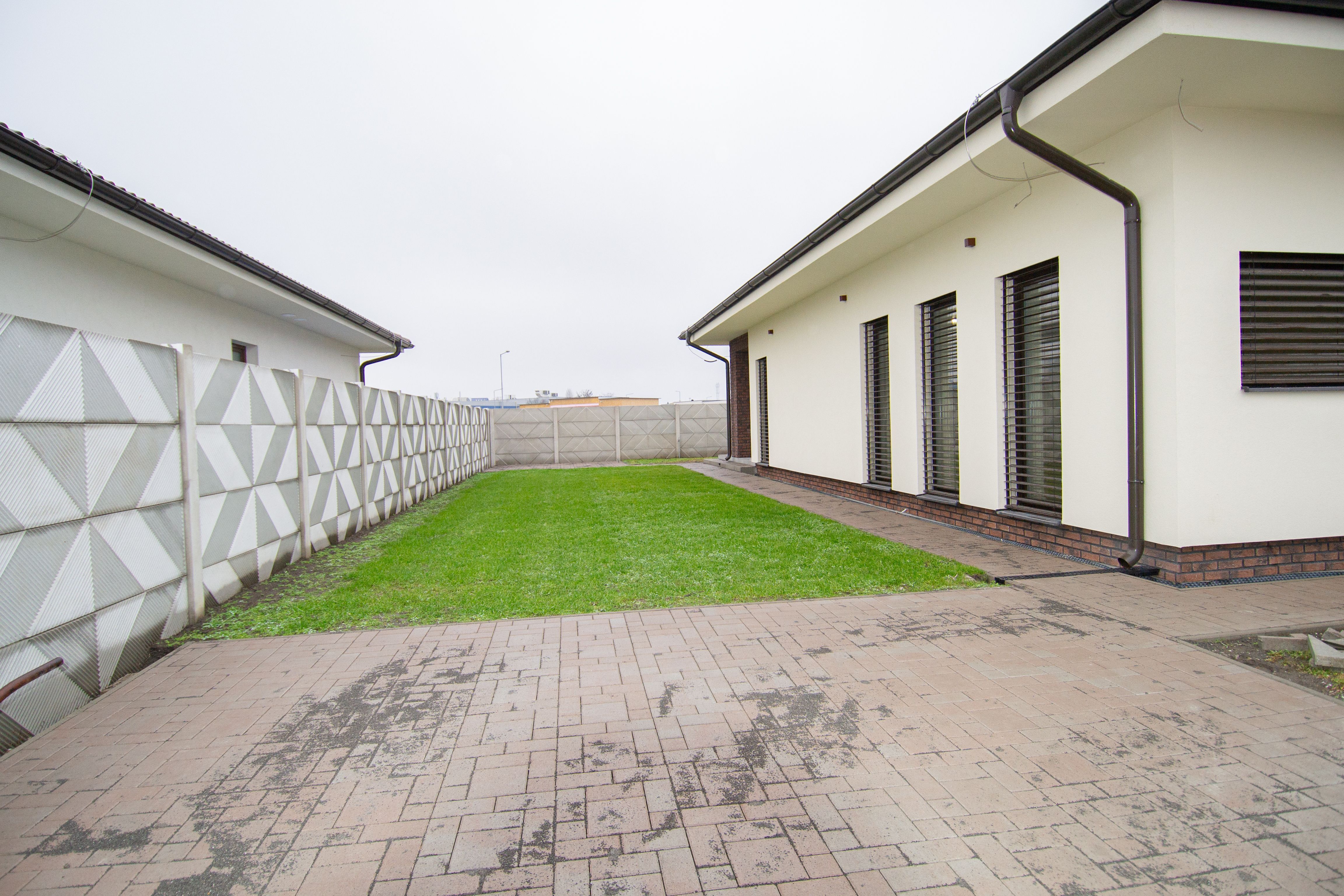 Moderný 4. izbový rodinný dom s parkovacím státím a tepelným čerpadlom - Dunajská Streda — náhľad 15