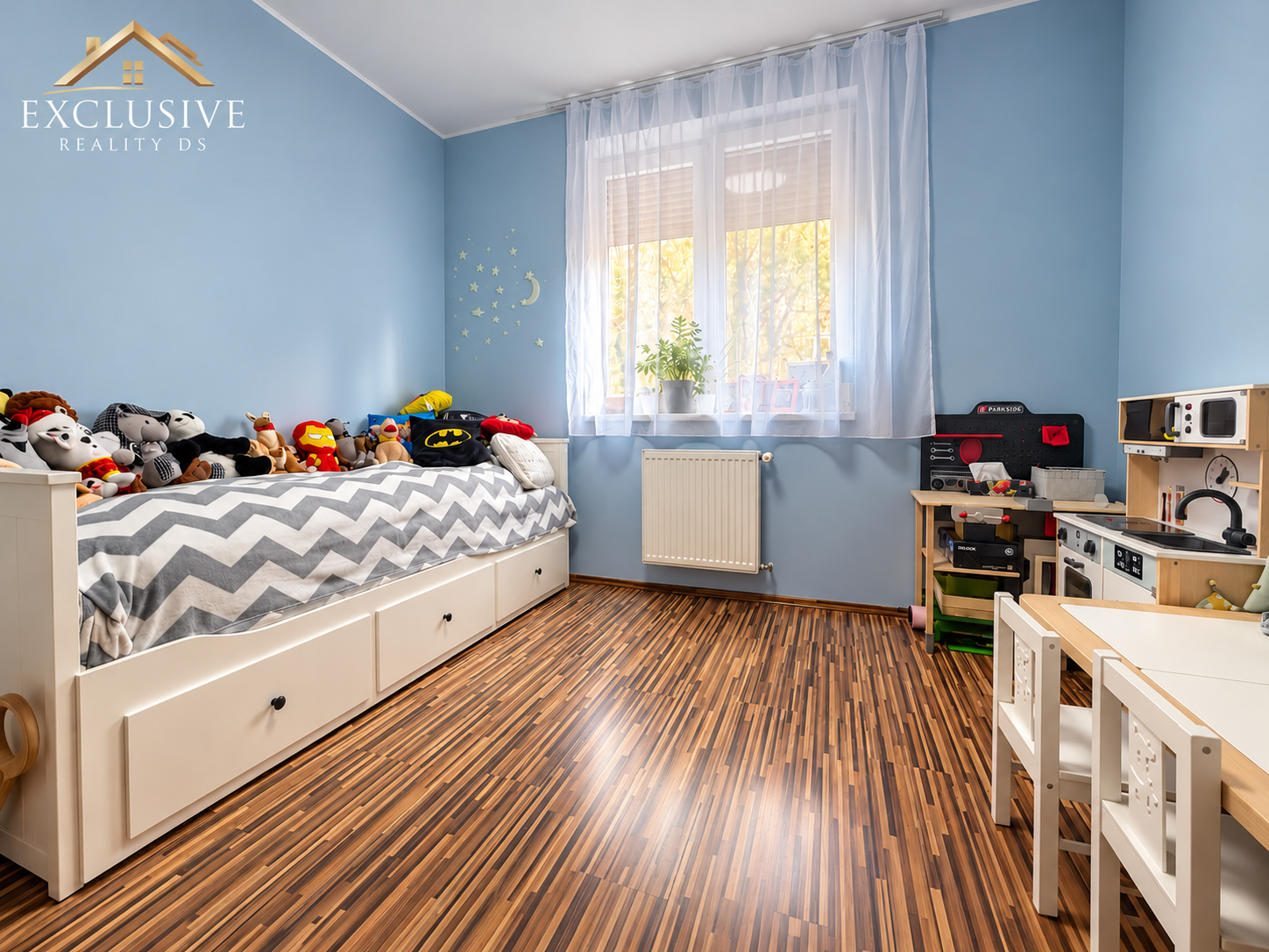 Priestranný zariadený trojizbový byt so zaskleným balkónom a vlastným parkovacím státím v Dunajskej Strede na predaj! — náhľad 9