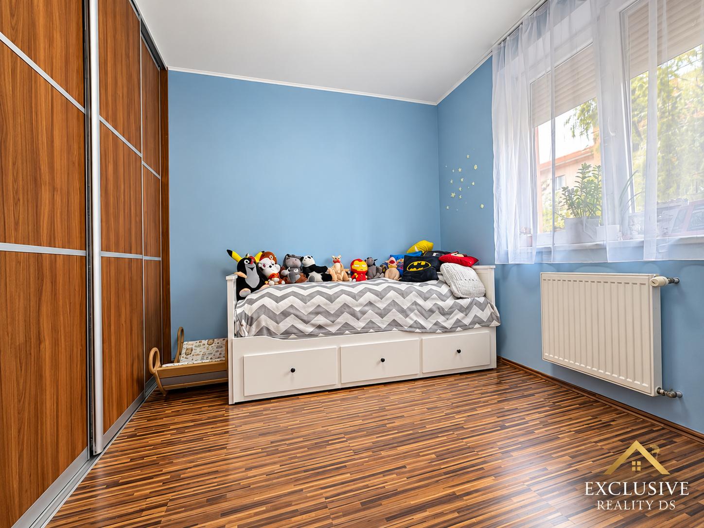 Priestranný zariadený trojizbový byt so zaskleným balkónom a vlastným parkovacím státím v Dunajskej Strede na predaj! — náhľad 11